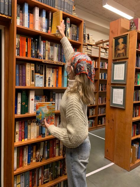 Booktok Aesthetic Outfits, Book Aesthetic Clothes, Book Shopping Outfit, Bookstore Date Outfit, Bookstore Worker Aesthetic, Book Store Worker Aesthetic, Reading Aesthetic Cozy, Bookstore Outfit Aesthetic, Library Fits