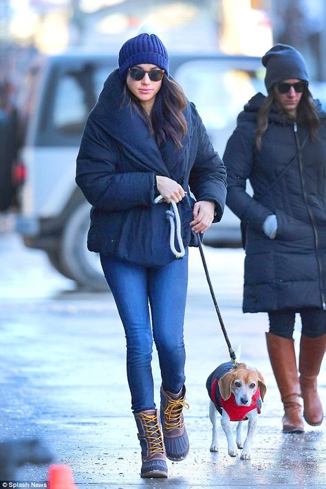 It may have been sub zero temperatures in Toronto but Meghan Markle was prepared to brave the weather in order to take her pooch to the vet Estilo Meghan Markle, Princ Harry, Meghan Markle Outfits, Prins Harry, Princess Meghan, Prince Harry And Megan, Prinz Harry, Meghan Markle Style, Principe Harry