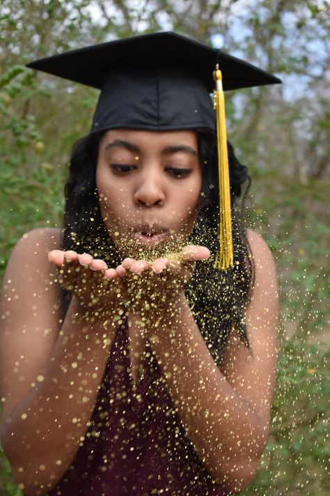 7 Graduation Gifts for the New Grad In Your Life Class Reunion Planning, Graduation Cap And Gown, Success Pictures, Graduation Photography Poses, Graduation Picture Poses, College Planning, Graduation Photography, Class Reunion, Grad Pics