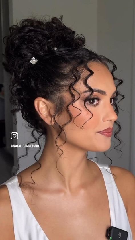 Updos On Curly Hair, Curly Hairstyles For Dinner Party, Hairstyles Wedding Curly Hair, Curly Hair Hairstyles Wedding, Natural Curls Updo Wedding, 3b Wedding Hairstyles, Curly Hairstyle For Party, 3c Updo Hairstyles, Wedding Curly Updo