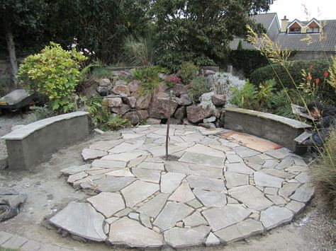 Garden Paving Ideas, Circle Patio, Landscaping Garden Design, Garden Pavers, Paving Ideas, Crazy Paving, Outdoor Paving, Paving Design, Backyard Garden Layout