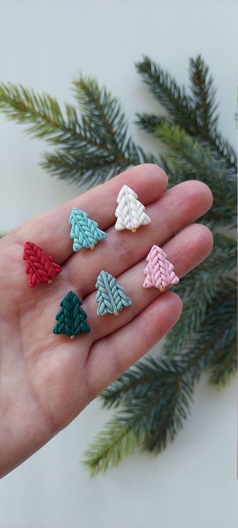 Knitted Clay Earring, Knit Polymer Clay Earrings, Wreath Earrings Clay, Sculpey Clay Ideas Christmas, Diy Clay Christmas Earrings, Christmas Sweater Polymer Clay Earrings, Clay Sweater Earrings, Seasonal Polymer Clay Earrings, Christmas Stud Earrings Polymer Clay