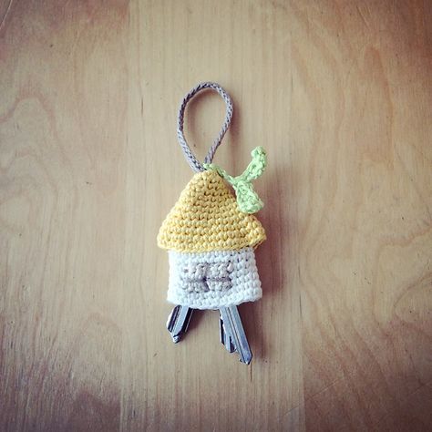 [Free Pattern] The Cutest Home For Your Keys - http://www.dailycrochet.com/free-pattern-the-cutest-home-for-your-keys/ Crochet Key Cozy Pattern Free, Crochet Key Holder Pattern Free, Key Holder Crochet Free Pattern, Crochet Key Topper, Crochet Key Holder, Crochet Key Cozy, Crochet Pattern Key, Crochet House Keychain, Crochet Key Cover