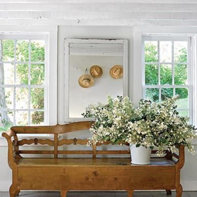 . Country Entryway, New England Farmhouse, French Country Living, French Farmhouse Style, Swedish Style, Casa Vintage, Salou, Cool Ideas, French Farmhouse