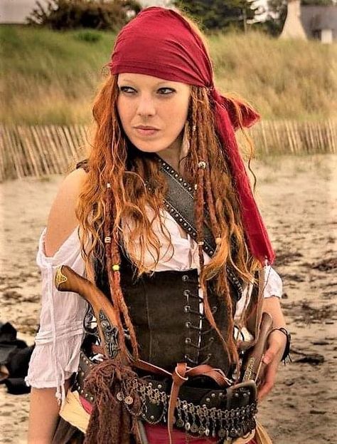 Pirate Hair For Women, Pirate Glam Makeup, Female Pirate Hairstyles, Hot Pirate Woman, Pirate Aesthetic Makeup, Pirate Woman Makeup, Pirate Costume Hair, Pirate Hairstyles For Women, Pirate Hairstyles