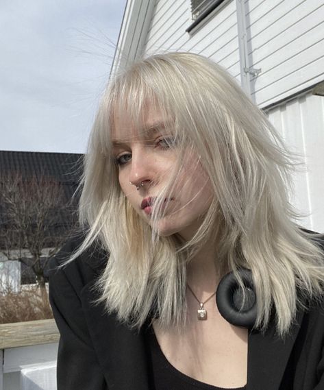 Shag Silver Hair, Blonde Alternative Hair, Silver Hair Bangs, Hair Silver Blonde, Shag Wolfcut, Wolfcut Mullet, Blonde Shag, Pin Straight Hair, Blonde Layered Hair