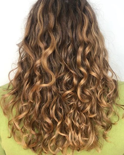 Honey Brown Hair Wavy, Pintura Highlights Wavy Hair, Caramel Highlights On Wavy Hair, Caramel Balayage Wavy Hair, Painted Curly Hair, Sun Kissed Brown Hair Curly, Highlights In Wavy Hair, Light Brown Wavy Hair With Highlights, Curly Blonde Highlights Balayage