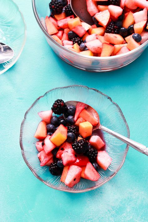 Easy-Macedonia-Italian-fruit-salad-with-sugar-and-lemon-one-serving-in-a-small-bowl Italian Fruit, Italian Diet, Fruit Dessert Recipes, Easy Salad, Gluten Free Vegan Recipes, Canadian Food, Fun Salads, Main Dish Salads, Fruit Dessert