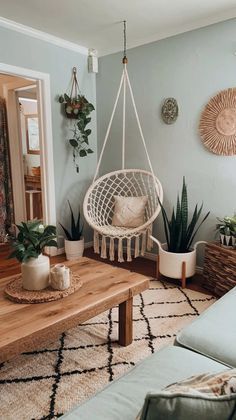 Apartment Decorating Boho, Cozy Living Room Decor Ideas, Bohemian Apartment Decor, Cozy Living Room Decor, Reclaimed Wood Decor, Chic Apartment, Cozy Throw Pillows, Apartment Chic, Dorm Room Organization