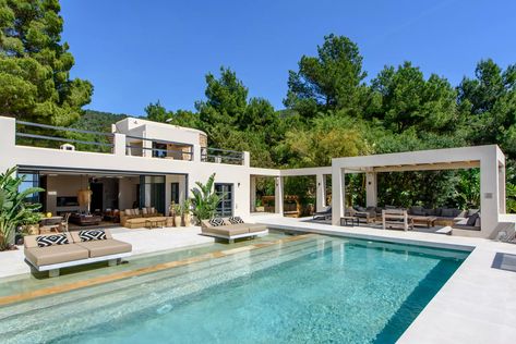 Ibiza House Villas, Ibiza Landscape, Villas Design, Elegant Pool, Ibiza Old Town Aesthetic, Dalt Villa Ibiza, Ibiza Villa, Pool Bed, Ibiza Old Town