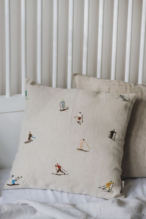 Cute Embroidery, Throw Pillows Christmas, Embroidery Craft, Embroidery Inspiration, Diy Embroidery, Embroidery And Stitching, Cozy Christmas, Embroidery Ideas, Weihnachten Dekoration