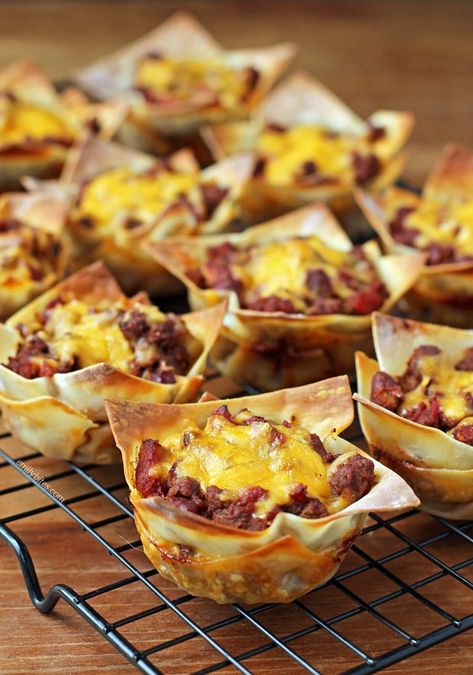 These Chili Wonton Cups are easy, meaty, spicy, and perfectly portioned for a meal or football snack! Just 124 calories or 3 Weight Watchers SmartPoints! www.emilybites.com Wonton Wrapper Recipes, Wonton Cups, Wonton Recipes, Football Snacks, Muffin Tin Recipes, Wonton Wrappers, Ww Recipes, Easy Weeknight Meals, Appetizer Dips