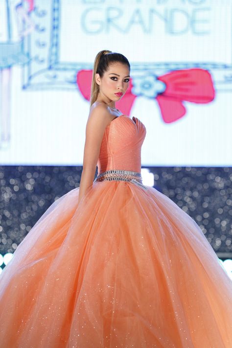 Pasarela de #vestidos de #expoquinceañera en #cintermex #quinceaños #pasarela #dress #XV #quince #naranja #orange Quince, Pretty Dresses, Ball Gowns, Formal Dresses, Orange, Dresses