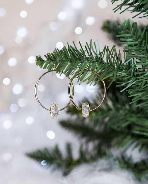 Kendra Scott Earrings Christmas Jewelry Product Photography Jewelry Product Photography, Photography Lighting Setup, Jewellery Photography Inspiration, Jewelry Product Shots, Jewelry Photoshoot, Flower Stencil, Kendra Scott Earrings, Christmas Photography, Christmas Photoshoot