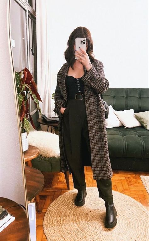 Classic Style Women Midsize, Femenine Outfits Fall, Classic Casual Edgy Style, Classic Alternative Style, Curvy Academia Fashion, Alternative Fashion Work Outfits, Dark Academia Outfit Curvy, Dark Moody Outfits, Grunge Business Outfits