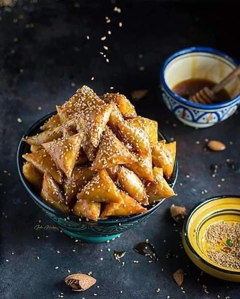 Africa Facts, Sweet Puff Pastry, Moroccan Desserts, Middle Eastern Desserts, Moroccan Dishes, Algerian Recipes, Blanched Almonds, Phyllo Dough, Madame Figaro