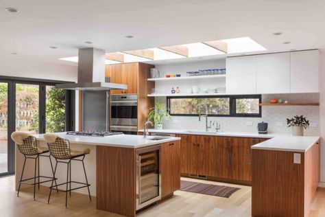 One Kindesign | Home decor inspiration, remodeling and design ideas Contemporary Open Plan Living, Mid Century Modern Kitchen Design, Mid Century Interior Design, Modern Kitchen Renovation, Ranch Kitchen, Mid Century Interior, Mid Century Ranch, Minimal Kitchen, Mid Century Modern Kitchen