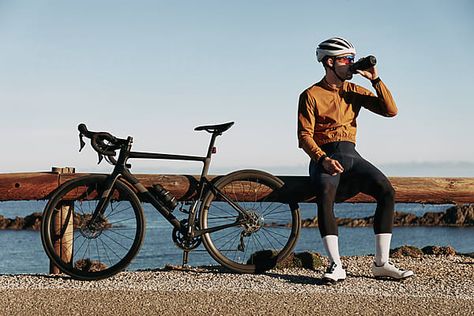 Cycle Photography Photo Ideas Bicycles, Cyclist Photoshoot, Cyclist Poses Photo Ideas, Cycling Lifestyle, Cycling Photography Photo Ideas, Cyclist Photography, Cycle Photo, Bicycle Photography, Cycle Ride