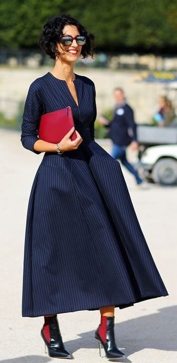 Yasmin Sewell, Navy Dress Outfits, Sukienki Maksi, Classy Skirts, Red Clutch, Man Repeller, Clutch Black, Looks Street Style, Navy Midi Dress