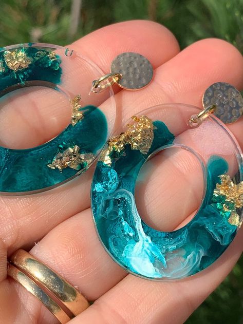 Resin Jewelry Inspiration, Earring Resin Ideas, Jewelry Resin Ideas, Green Resin Earrings, Cute Resin Earring Ideas, Resin Earings Ideas, Diy Resin Earring Ideas, Gold Resin Earrings, Resin Earings Idea