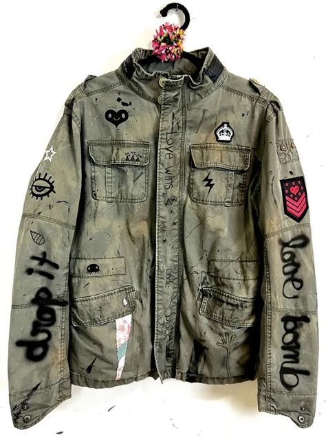 Diy Emo Clothes, Drop Leg Holster, Grunge Jacket, Army Look, Distressed Fabric, Band Outfits, Army Style, Apocalyptic Fashion, Army Fashion