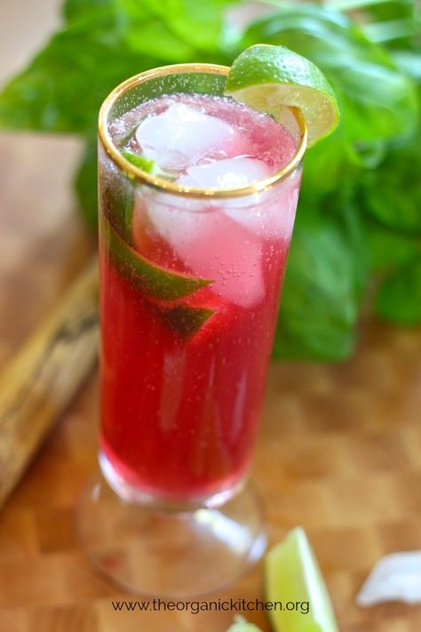 Spritzer Bar, Strawberry Banana Milkshake, Spritzer Recipes, Mixed Drinks Alcohol, Organic Kitchen, Alcoholic Drink, Vegetable Drinks, Mocktail Recipe, Drinks Alcohol Recipes