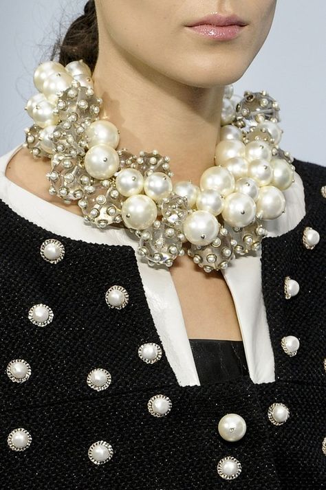 Chanel spring 2013 Wearing Pearls, Moda Chanel, Mode Chanel, Chanel Couture, Chanel Spring, Pearl And Lace, Chanel Jewelry, A Necklace, Chanel Fashion