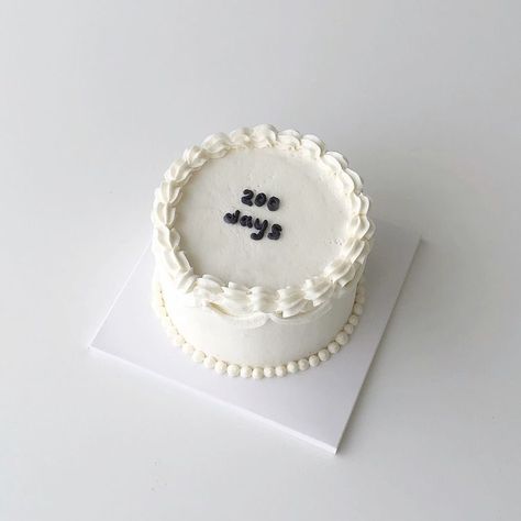 ━ 𝐡𝐚𝐳𝐞𝐥 ☻ Simple Anniversary Cakes, Cake Minimal, Textured Wedding Cakes, Mini Wedding Cakes, Cake Cafe, 50th Cake, Korean Cake, Mini Tortillas, Mini Cakes Birthday