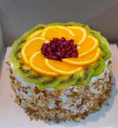 It tastes awsm and it's eggless Kiwi Cake, Fathers Day Cake, Vanilla Flavoring, Decadent Desserts, Peaches, Party Food, Kiwi, Cake Decorating, Pastry