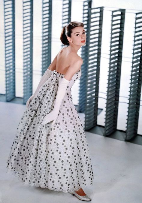 Audrey Hepburn's Iconic Givenchy Looks Audrey Hepburn Color Photos, Audrey Hepburn Givenchy Dresses, Audrey Hepburn White Dress, Audrey Hepburn Gown, Audrey Hepburn Body, Iconic Outfits Celebrity, Aubrey Hepburn Style, Audrey Hepburn Color, Audrey Hepburn Givenchy