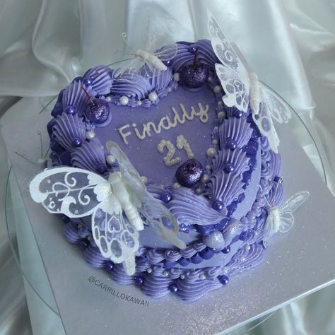 Purple on purple 🎂💜 ‎₊˚⊹ 𐦍༘⋆₊ ⊹ How cute is this purple glittery birthday cake 🥹💜 using a mix of iridescent and pearly white edible glitter - details - Size: 6” Flavor: Funfetti Buttercream: Vanilla Fillings: Fresh Strawberries 🍓 . . . . . . . #purplecake #butterflycake #glittercake #vintagecake #girlycake #birthdaycake #pearlsprinkles #purple #birthday #cakeideas #cake #glittercherries #21cake #finally21 Purple White Cake Birthday, Glittery Birthday Cake, Funfetti Buttercream, Birthday Cake In Purple Color, Purple Glitter Cake Birthday, Birthday Cake Aesthetic Purple Butterfly, Cake Birthday Girl, Purple Sprinkle Birthday Cake, Vanilla Filling