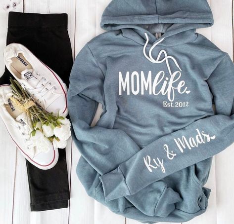 Idee Cricut, Mom Sweater, Mom Hoodies, Cute Shirt Designs, Vinyl Shirts, Mama Sweatshirt, Dad Life, Sweater Gift, Mom Sweatshirt