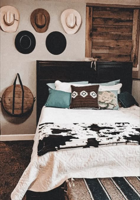 Cowgirl Bedroom Ideas Boho, Rustic Wood Bedroom Furniture, Soft Western Bedroom, Modern Western Room Ideas, Western Rooms Ideas, Western Guest Bedroom, Country Room Ideas Bedroom Girl, Country Bedroom Ideas For Teenagers, Western Girls Room