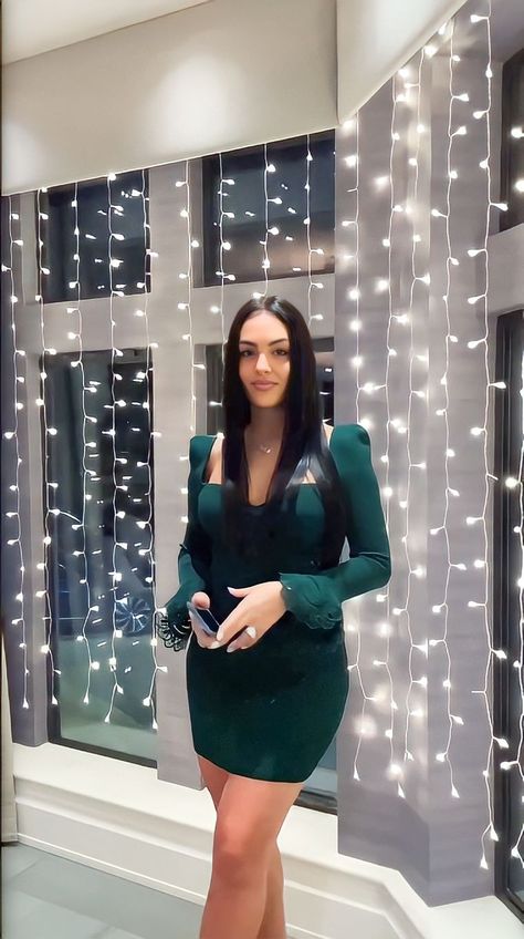 Georgina Rodriguez Green Dress, Georgina Rodriguez Hottest Looks, Beard Logo, Georgina Rodriguez, Selfie Poses Instagram, Beautiful Lingerie, Selfie Poses, Girly Outfits, Sleepwear Women