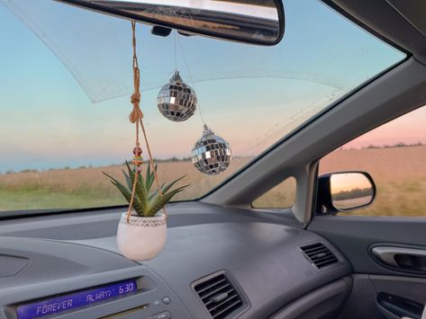 Car Aesthetic Decoration, Car Inside Decor, Car Decor Ideas Aesthetic, Fun Car Decor, Car Assories Accessories, Fun Car Decorations, Inner Car Decor, Minimalist Car Decor, Cute Inside Of Car