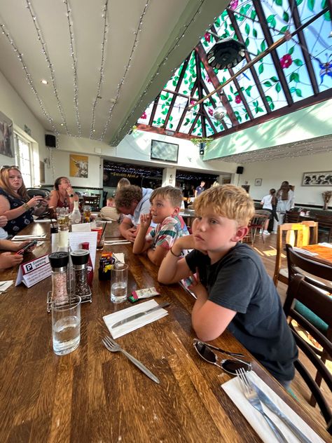 Family Lunch Aesthetic, Family Dinner Pictures, Fancy Restaurant Aesthetic, Restaurant Fancy, Dinner Fancy, Lunch Aesthetic, Aesthetic Restaurant, Dinner Family, Restaurant Aesthetic