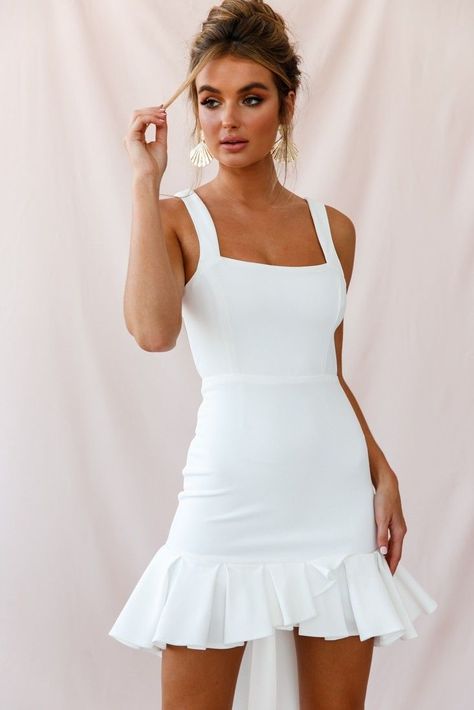 Short Graduation Dresses, White Dresses Graduation, Selfie Leslie, White Short Dress, Grad Dresses, Graduation Outfit, Looks Chic, Hoco Dresses, Dresses Short