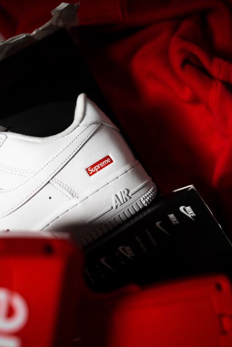 Nike Air Force 1 x Supreme 'White'. The Supreme x Air Force 1 Low "Box Logo" offers a simplistic spin on Nike's iconic style and debuts as part of the New York brand's Spring/Summer 2020 collection.

The low-full-grain top's leather upper has a monotone white finish, and the lateral heel is embellished with Supreme's iconic red box emblem. The bespoke sockliner and a second set of red laces with further Supreme branding. Box Logo, Air Force 1 Low, Red Lace, Sneakers Men Fashion, Nike Dunks, Air Force 1, Nike Air Force, Air Force, Style Icons