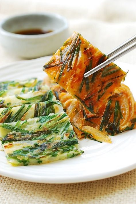 Buchujeon (Korean garlic chive pancakes) Chives Pancake, Chive Pancake, Korean Garlic, Koreansk Mad, Chives Recipe, Korean Pancake, Korean Side Dishes, Garlic Chives, Savory Pancakes