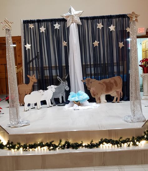 Children Christmas program 2021 School Christmas Concert Decorations, Christmas Program Decorations School, Christmas Play Set Design, Christmas Stage Ideas, Christmas Program Decorations, Nativity Props, Christmas Plays For Kids, Nativity Backdrop, Christmas Stage Decorations