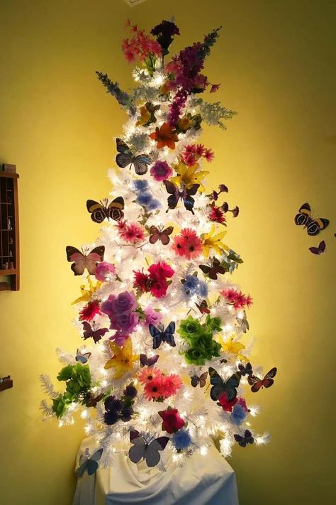 Flower Theme Christmas Tree, Flower Themed Christmas Tree, Butterfly Christmas Tree Ideas, Spring Christmas Tree Ideas, Summer Tree Decorations, Spring Christmas Tree, Summer Christmas Tree, All Year Tree, Christmas Trees Themes