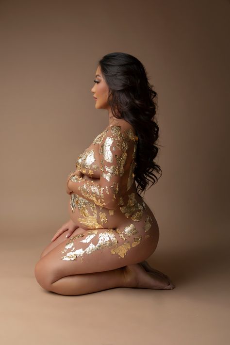 Maternity Shoot Dresses, Maternity Shoot Outfit, Maternity Picture Outfits, Maternity Studio Photoshoot, Studio Maternity Photos, Pregnancy Belly Photos, Cute Pregnancy Pictures, Maternity Photography Poses Couple, Belly Photos