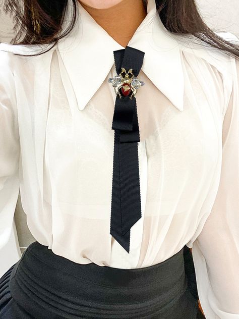 Women Outfit With Tie, Womens Tie Outfit, Outfit With Tie, Fancy Tie, Tie Brooch, Black Necktie, Tie Outfit, Tie Around Neck, Women Ties