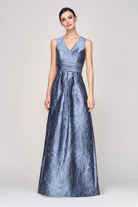 The Kay Unger brand represents quiet, understated elegance and has been in the forefront of American fashion for over 50 years. Fashion For Over 50, Kay Unger Dresses, Kay Unger, Minimalist Dresses, American Fashion, Summer Blue, Fashion Over 50, Fitted Bodice, Dress Details