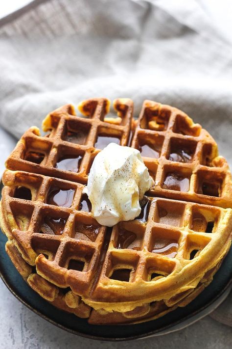 Easy homemade pumpkin waffles recipe that is so good on a cold fall morning! Cooked on the waffle iron with warm pumpkin spice mix and dipped into a maple syrup, so delicious! Pumpkin Waffles Recipe, Pumpkin Spice Waffles, Whole Wheat Waffles, Thanksgiving Pumpkin Pie, Frozen Pumpkin, Waffles Easy, Pumpkin Dishes, Moist Pumpkin Bread, Pumpkin Chocolate Chip Muffins