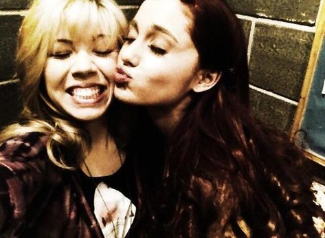 Ariana & Jennette Ariana Grande Selfie, Victorious Nickelodeon, Victorious Cast, 2010s Aesthetic, Sam & Cat, 2013 Swag Era, Sam And Cat, Jennette Mccurdy, Sam E