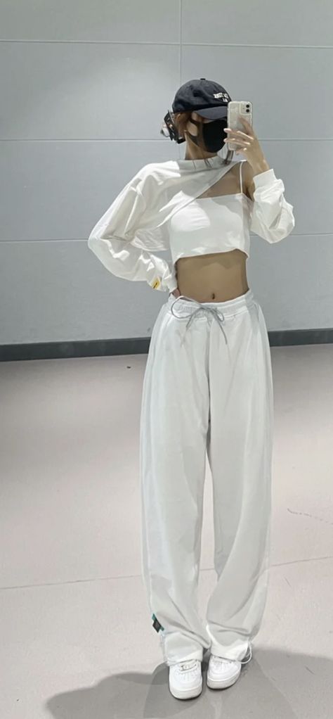 Dance Outfits Practice Hip Hop, White Dance Outfit, Dance Crew Outfits, Kpop Dance Practice Outfits, Dance Fits, Dance Class Outfit, Dance Style Outfits, White Outfits For Women, Dance Crew