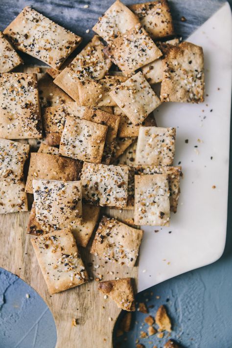 Easy Appetizer | Playful Cooking #crackers #everythingbagel #spicedcrackers Sourdough Saltine Crackers, Everything Bagel Crackers, Popular Everything, Sourdough Crackers, Sourdough Discard Recipes, Baked Potato Chips, Baked Chicken Meatballs, Cracker Recipe, Bagel Toppings