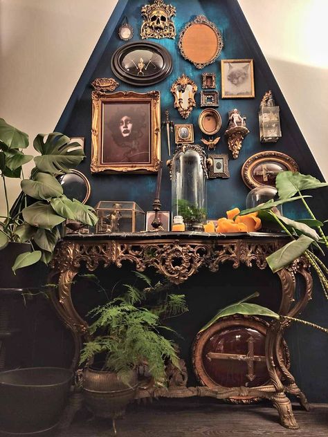 Dark And Moody Wreath, Antique Witchy Bedroom, Whismgothic Bathroom, Modern Witch House Living Room, Small Home Dark Interior, Simple Goth Home Decor, Witchy Entryway Decor, Upcycled Goth Decor, Witchcore Interior