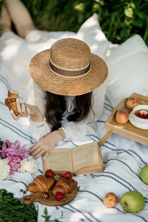 Purse Fashion Photography, Picknick Photoshoot, Picnic Photoshoot Ideas, Picnic Date Food, Picnic Photo Shoot, Picnic Pictures, Picnic Photography, Fairytale Photoshoot, Picnic Photoshoot